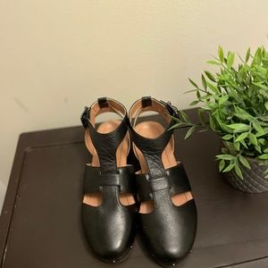 Vionic Black leather closed toe shoe
